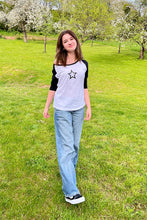 Lade das Bild in den Galerie-Viewer, Avas Black Star Tee
